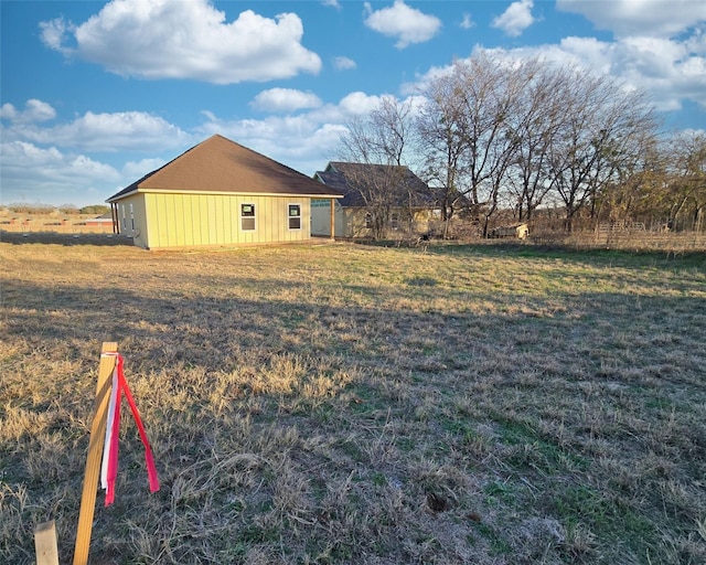 view of yard featuring a rural view