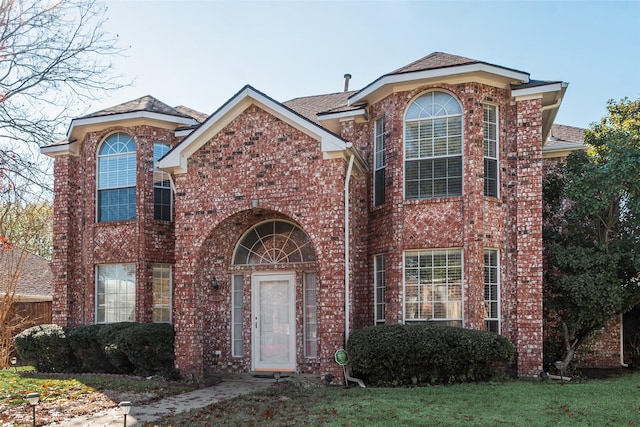 view of front facade featuring a front yard