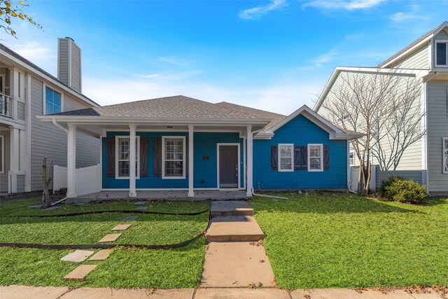 view of front facade featuring covered porch and a front yard