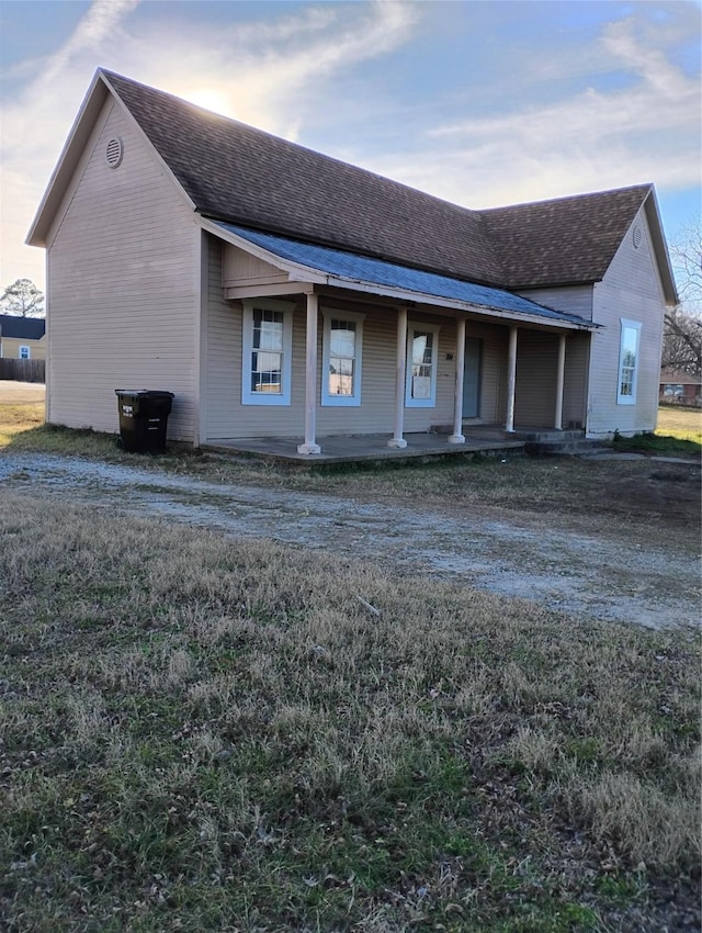 single story home with covered porch