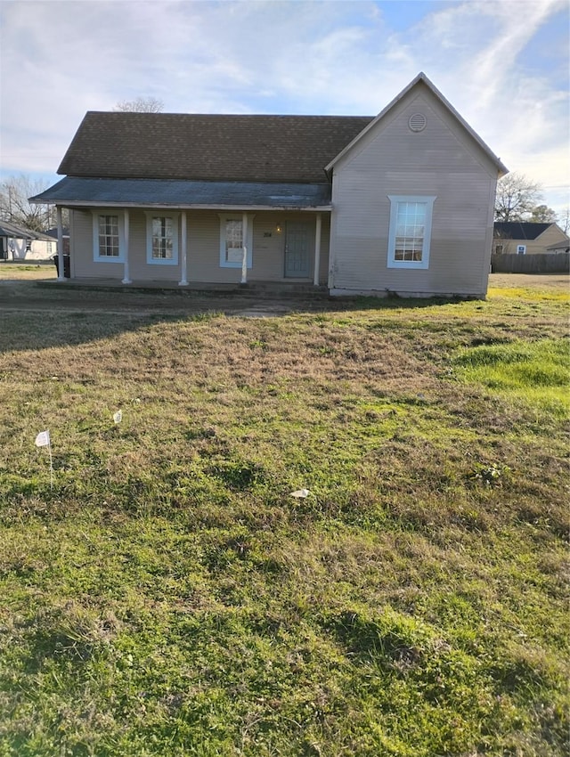 single story home with a front lawn