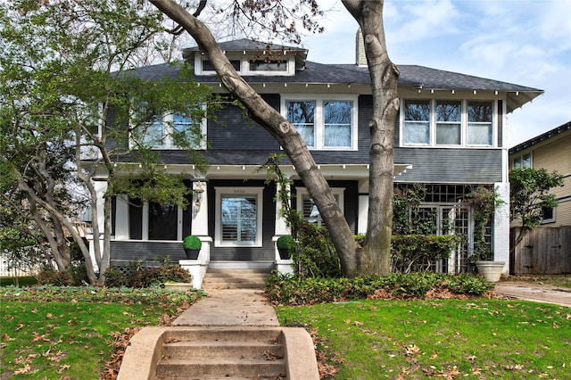 view of front of home featuring a front yard