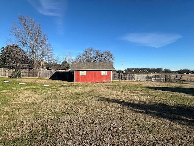 view of yard featuring a shed