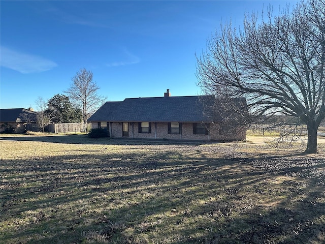 view of front of house featuring a front yard