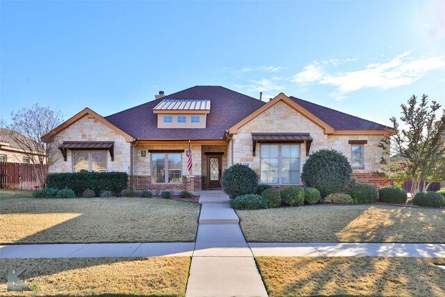 view of front of house featuring a front lawn