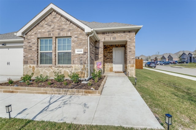 view of front of home featuring a garage and a front yard