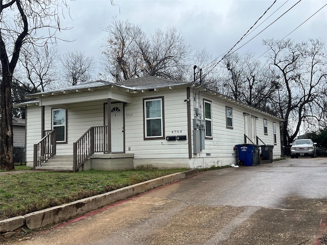 view of front of property featuring a front lawn