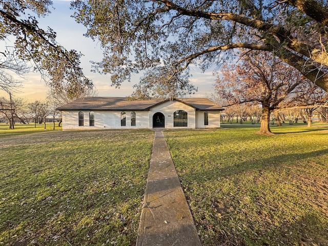 single story home featuring a yard