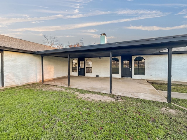 back of house featuring a yard