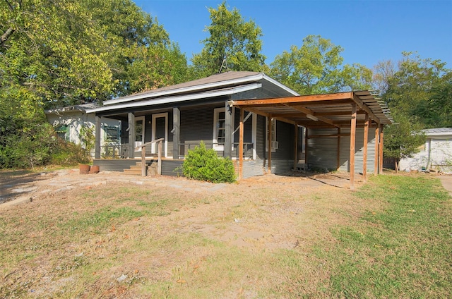 view of front of home featuring a front lawn and covered porch