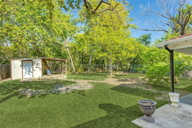 view of yard featuring a storage shed