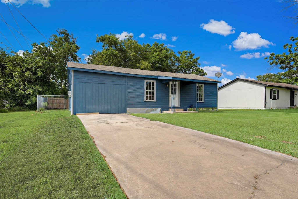 710 Union Ave, Bonham, TX 75418 - ranch-style house with a front lawn
