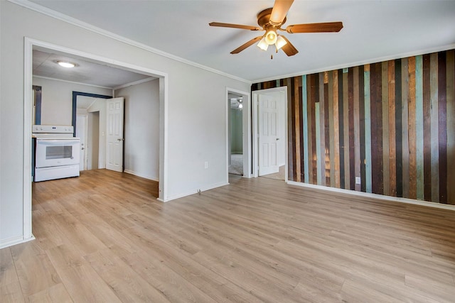 empty room featuring ceiling fan, crown molding, and light hardwood / wood-style flooring