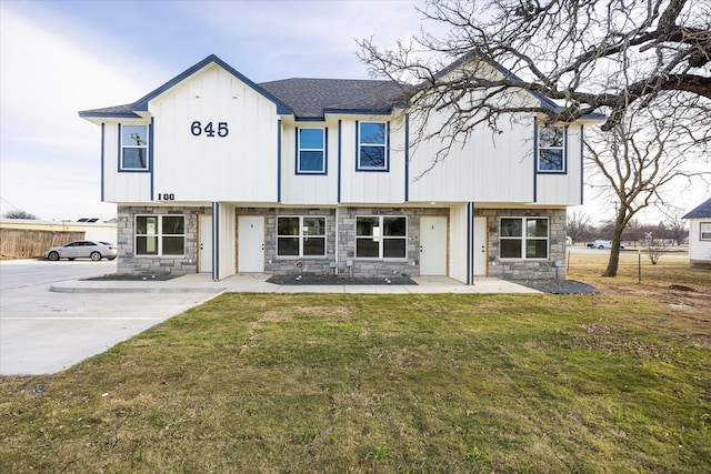 view of front of property with a front lawn