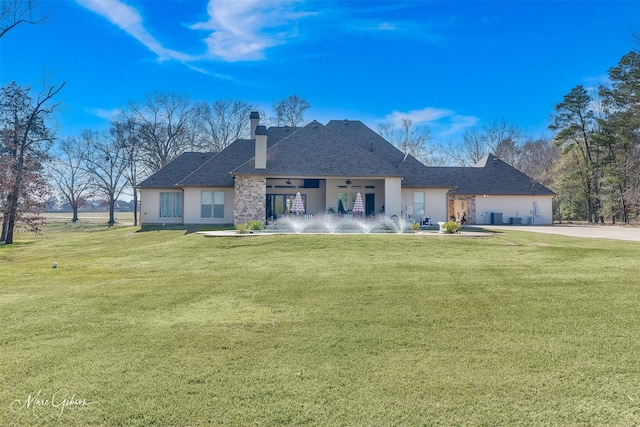 view of front of property featuring a front yard