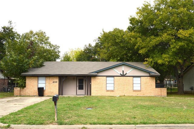 ranch-style home with a front lawn