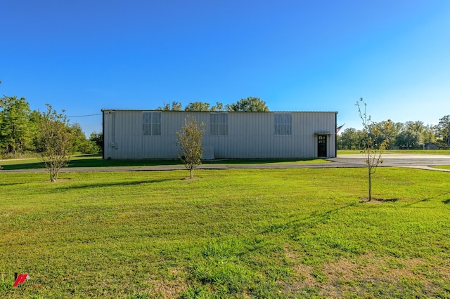 view of front of house featuring a front lawn