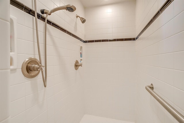 bathroom featuring a tile shower