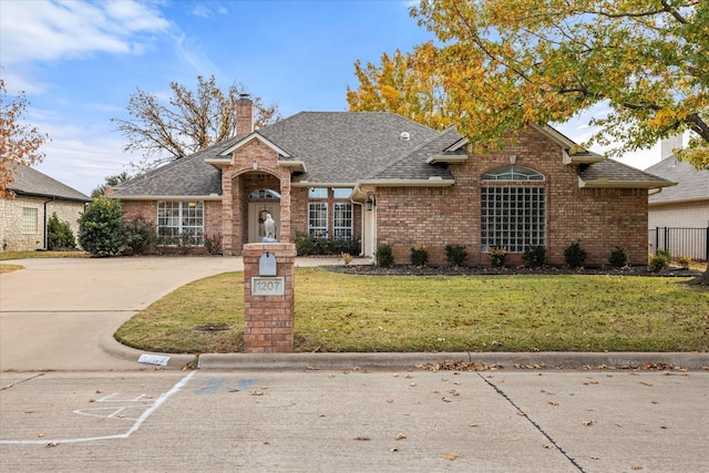 view of front facade featuring a front yard