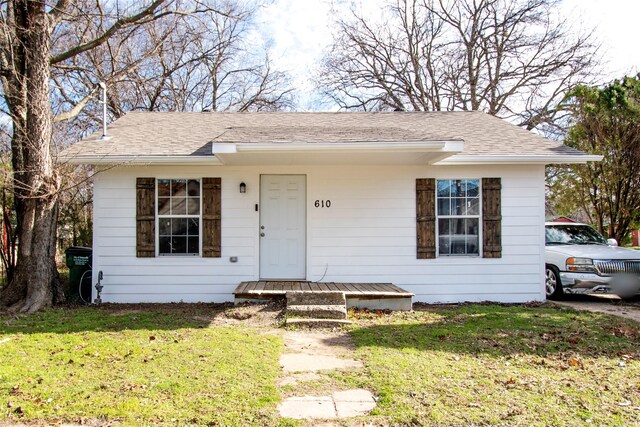 view of front of home with a front yard