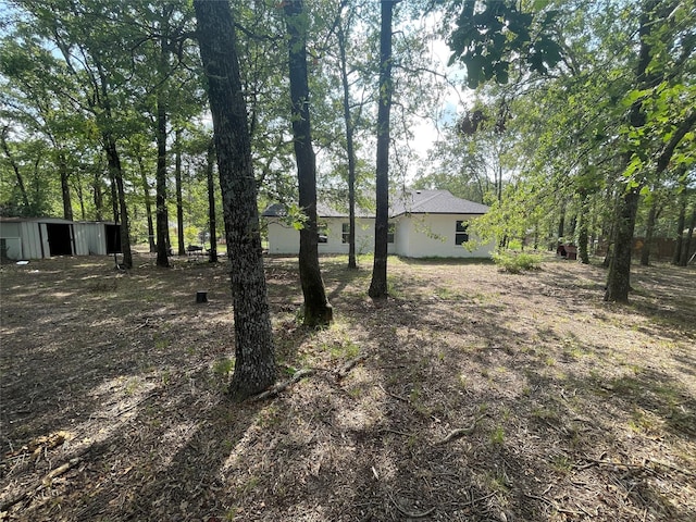 view of yard featuring an outdoor structure