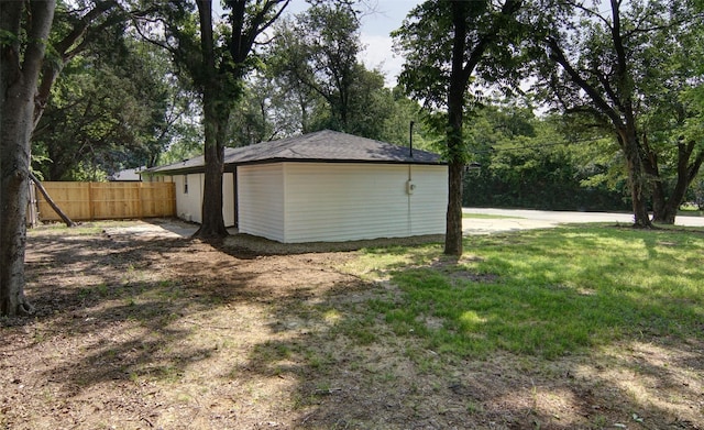 view of yard with an outdoor structure