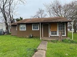 view of front facade with a front yard