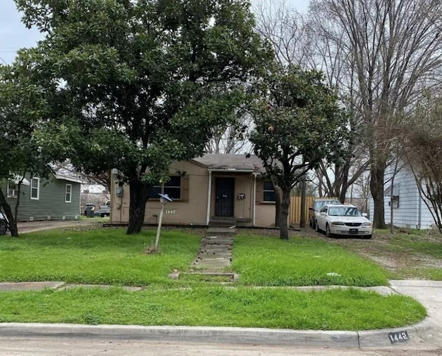 view of front facade featuring a front yard