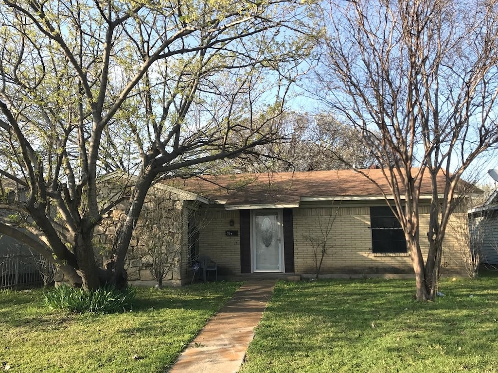 view of front of house featuring a front lawn