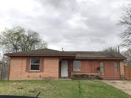 view of front of home featuring a front lawn