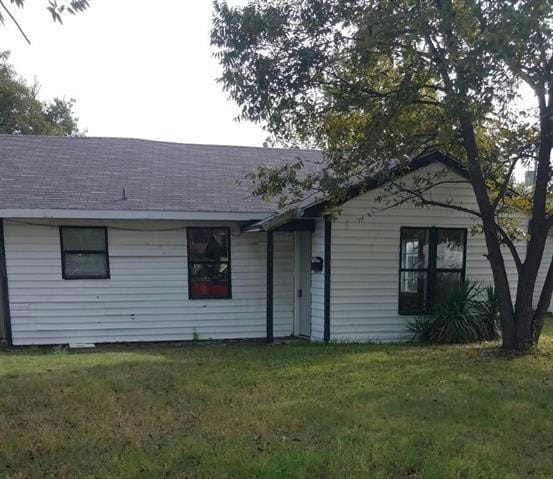 view of front of home with a front yard