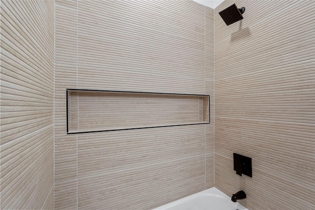 bathroom featuring tiled shower / bath