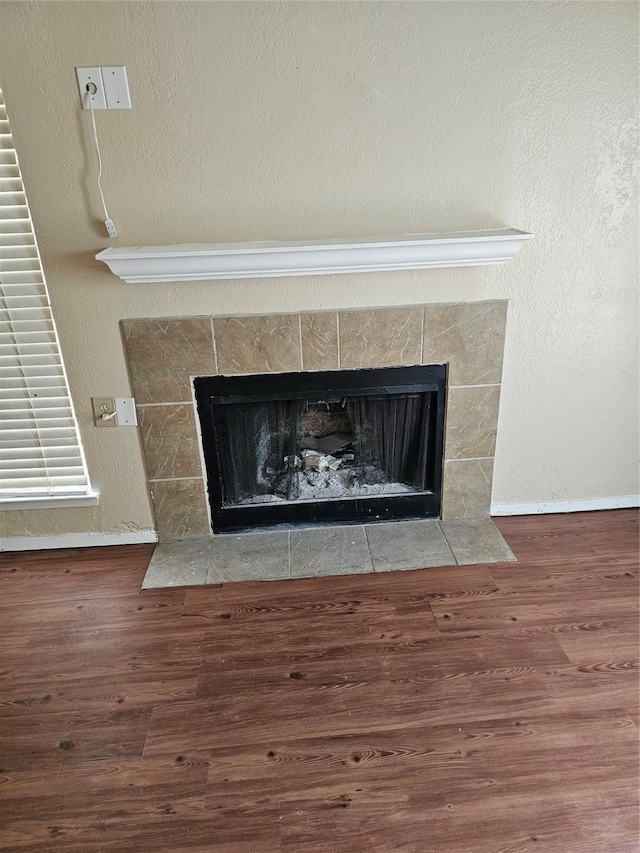 room details featuring a fireplace