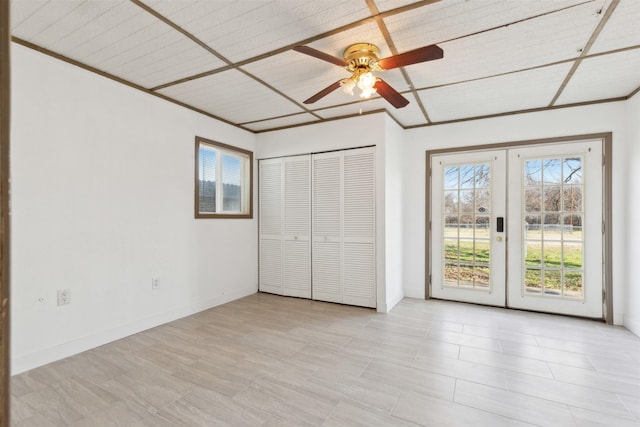 unfurnished bedroom featuring ceiling fan and a closet