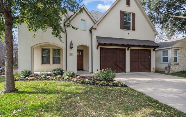 view of front of home featuring a front lawn