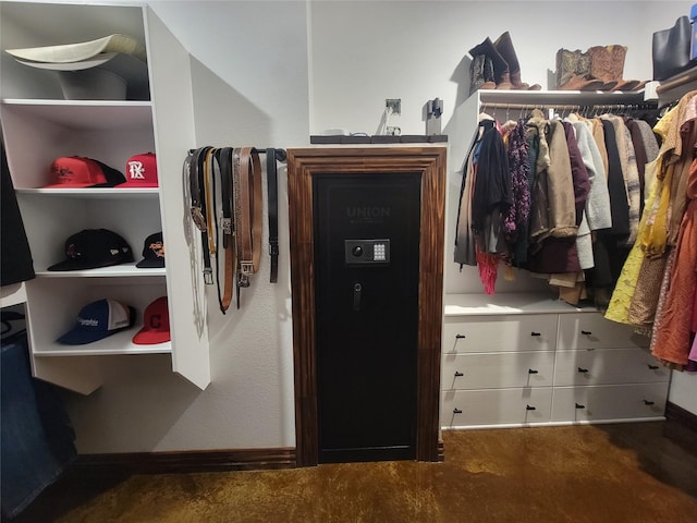 view of spacious closet