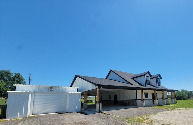 view of front of home with an outdoor structure and a carport