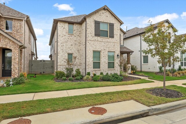 view of front of property featuring a front yard