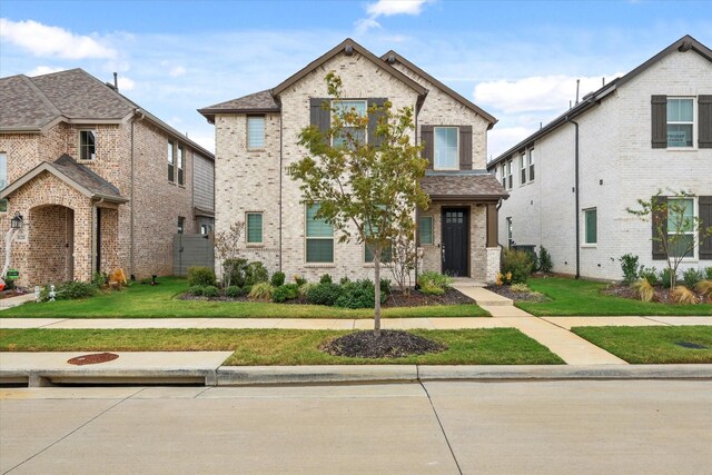 view of front facade with a front yard