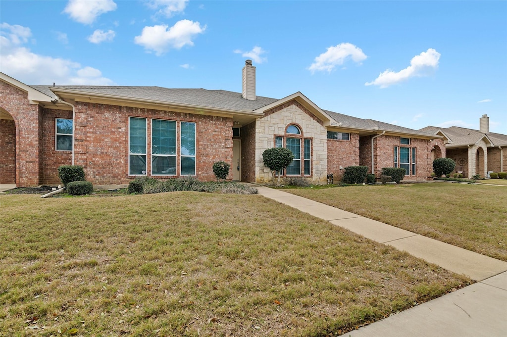 single story home featuring a front yard