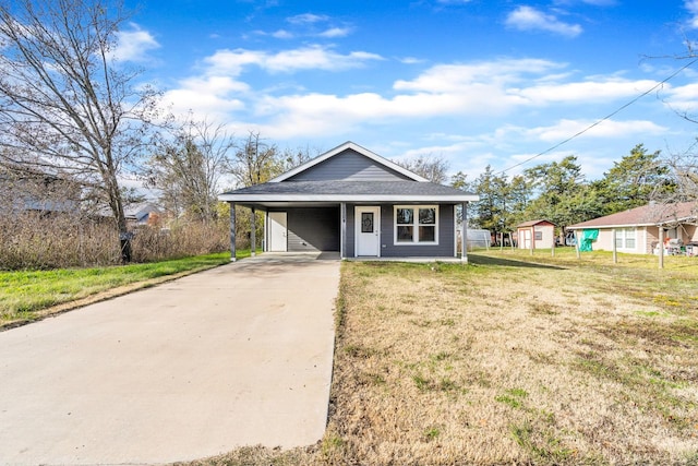 view of front of home featuring a front lawn and a carport