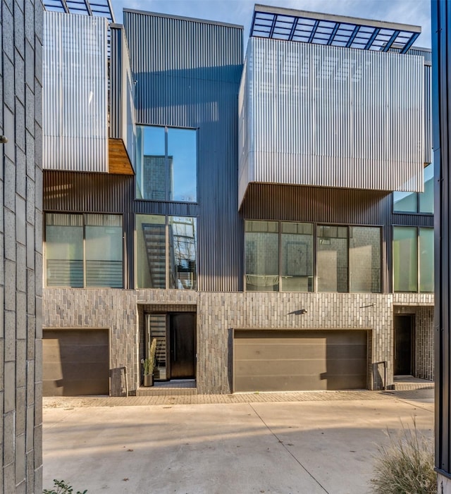 view of front of property featuring a garage