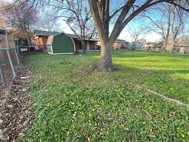 view of yard featuring a storage unit