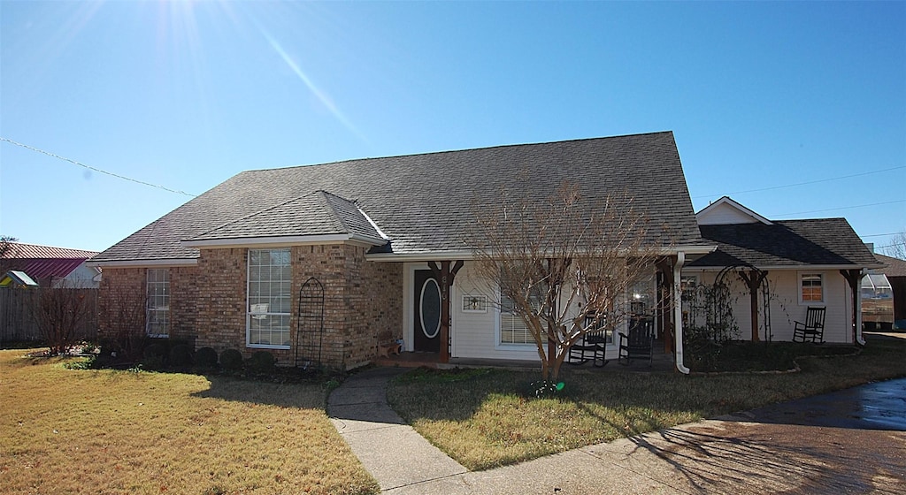 view of front facade with a front yard