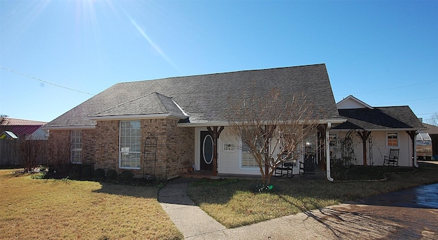 view of front facade with a front yard