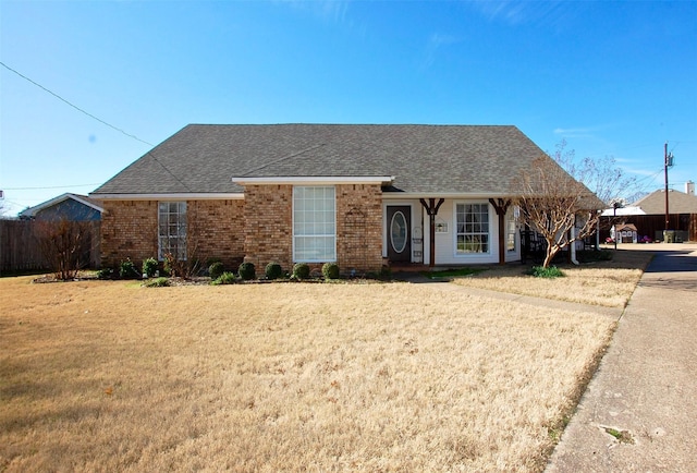 ranch-style home featuring a front lawn