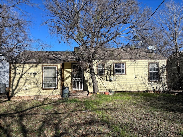 view of front of home featuring a front yard