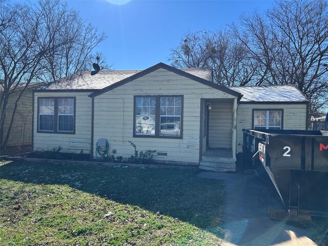 view of front of property with a front lawn