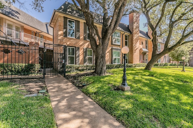 view of front facade featuring a front lawn