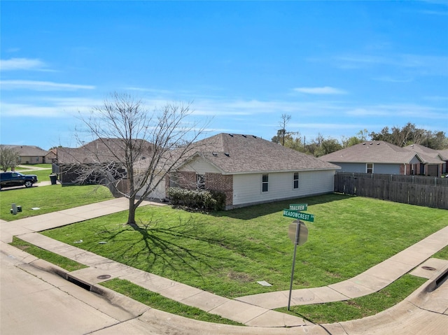 view of front of property featuring a front lawn